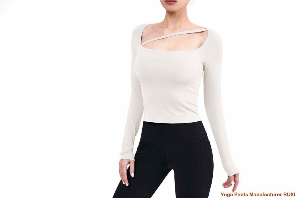 شورت كرة قدم نسائي باللون الأسود