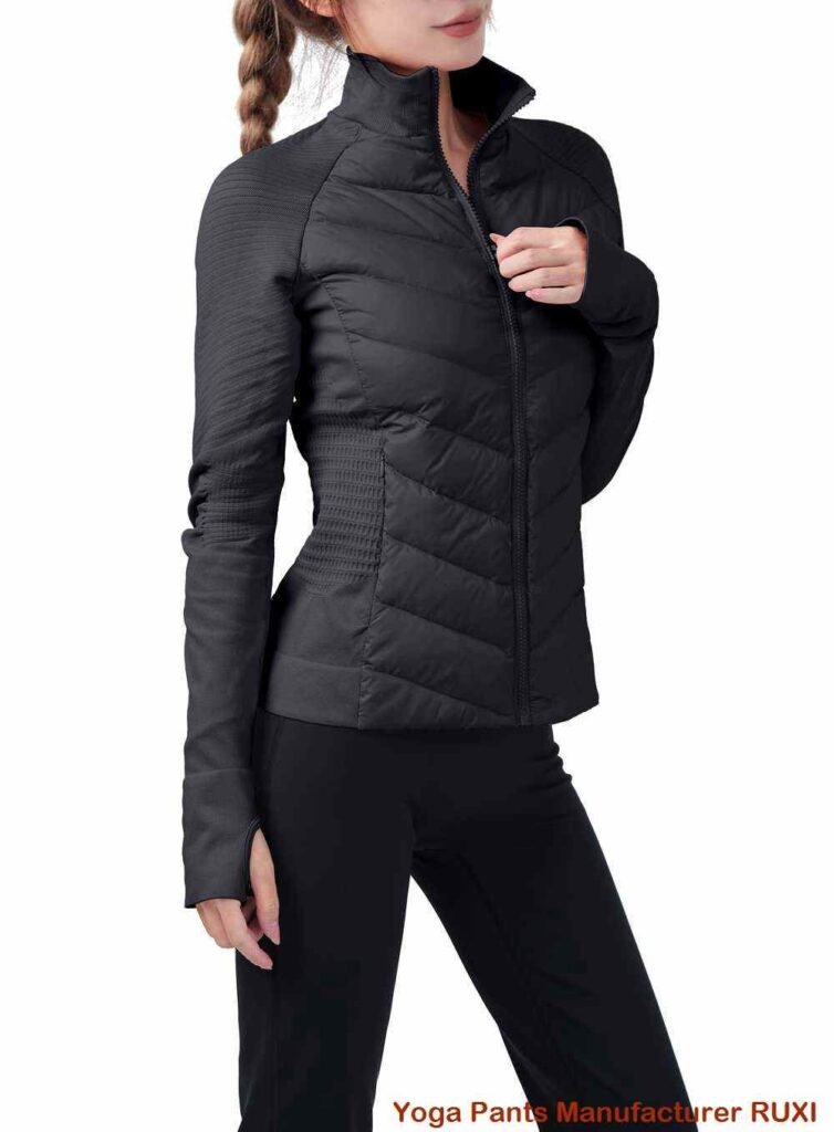 سترة رياضية مع حمالة صدر مدمجة