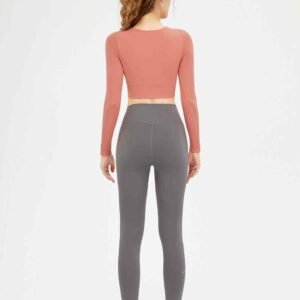 بنطال ضيق باللون الرمادي الفاتح