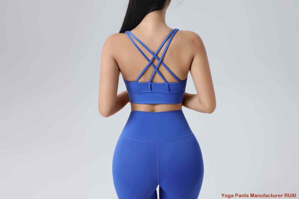 طقم حمالة صدر رياضية وبنطال ضيق